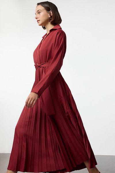 Trendyol Collection Burgunderrotes Maxikleid mit Faltenrock und Gürtel - Zweireihiger Kragen Twoaw25el00234