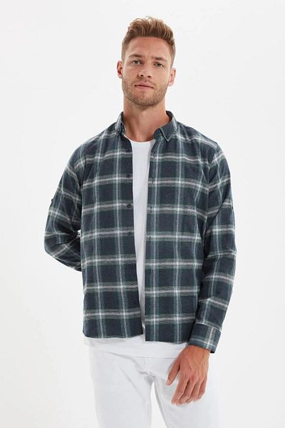 Trendyol Collection Grünes Slim Fit Winter-Holzfällerhemd - Knopfkragen, Schulterklappen, kariert TMNAW22GO0357