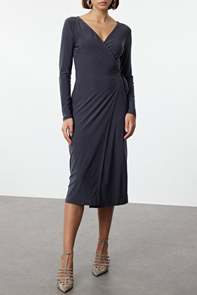 Kolekcia Trendyol Antracitové midi pletené šaty – dvojitý golier a opasok, priliehajúce na telo Twoaw24El00290