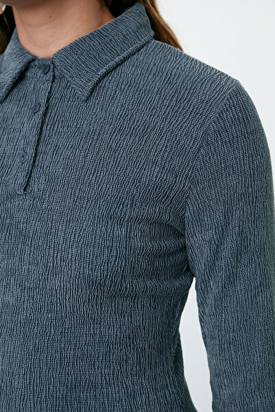 Trendyol Collection Indigové polo límec rovného střihu texturované pletené šaty - detail na knoflík, vypasované Twoaw25El00318