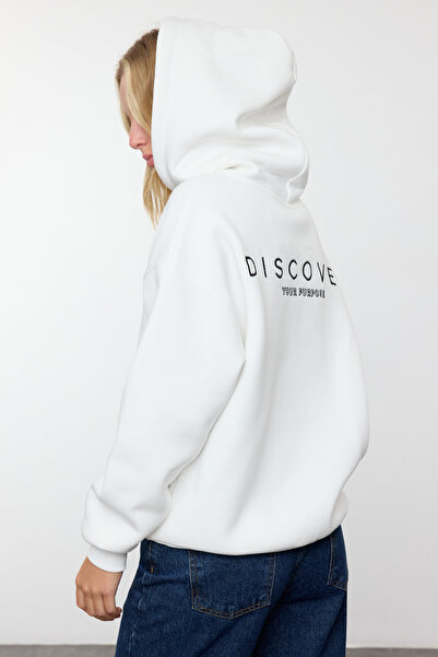 Trendyol Collection Pletená ecru mikina s kapucí – fleecová, potištěná na zádech, široký střih Twoaw24sw00214