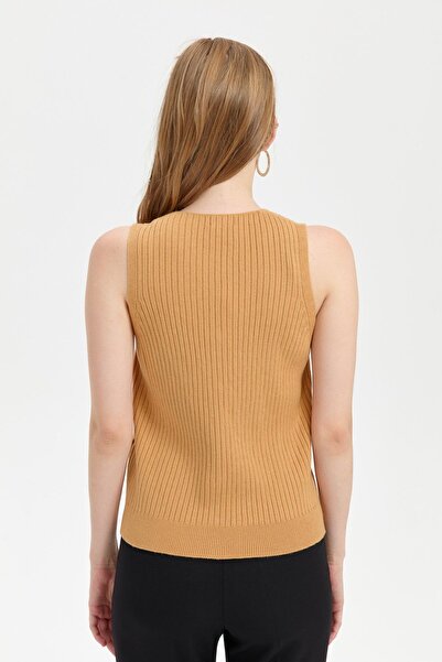 Desen Triko Жіночий жилет Camel кольору - V-подібний виріз, без швів