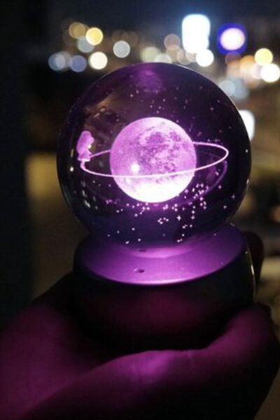 Genel Markalar 3d Samanyolu Temalı Satürn Kız Işıklı Cam Küre Satürn Çemberinde Yürüyen Kız Küre