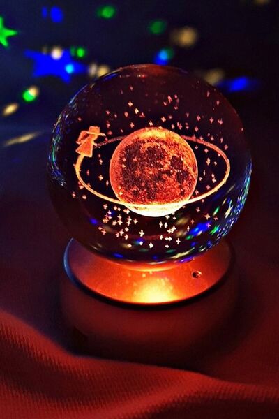 Genel Markalar 3d Samanyolu Temalı Satürn Kız Işıklı Cam Küre Satürn Çemberinde Yürüyen Kız Küre