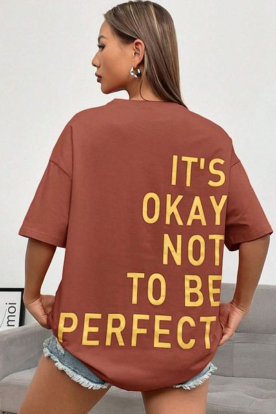 uyguntarz Унисекс тениска с щампован дизайн It's Okay