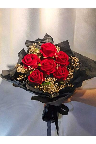BOUQUET ATELİER Noble Beauty: Μπουκέτο με 6 βελούδινα κόκκινα τριαντάφυλλα και μαύρη συσκευασία (ΧΕΙΡΟΠΟΙΗΤΟ)