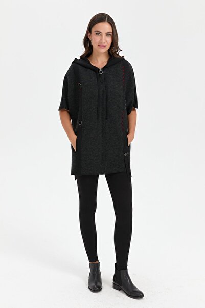 Desen Triko Kadın Kapüşonlu Önü Keçe İşlemeli Fermuarlı Yün Panço Siyah