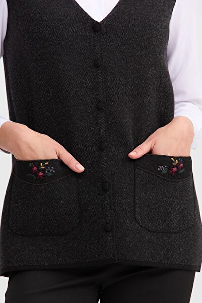 Desen Triko Γυναικείο γιλέκο με κάλυμμα τσέπης με λαιμόκοψη V με κεντημένο κουμπιά 02422114 Μαύρο