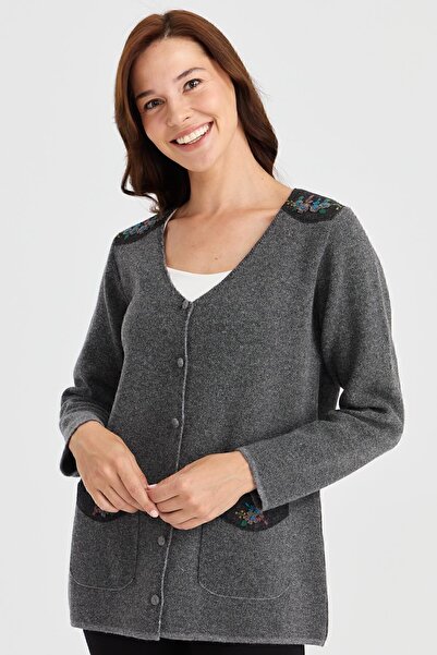 Desen Triko Жіночий вовняний піджак з V-подібним коміром, кишенями та оздобле...