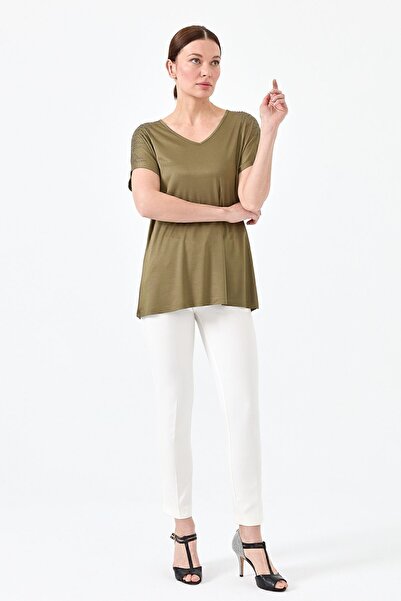 Desen Triko Γυναικείο μπλουζάκι με λαιμόκοψη V με πέτρες χτενισμένο βαμβακερό χακί