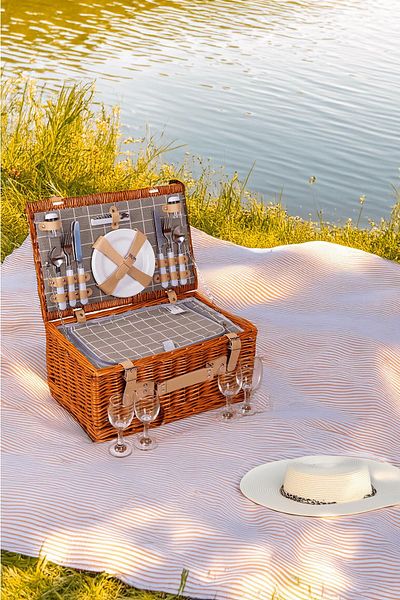 Perotti Picno Italy 4-Person Wicker Cooler - Portable Picnic Basket with Gray Liner and Accessory Basket
