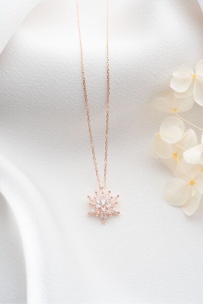 Silvano Jewelry 925 Ayar Gümüş Işıklı Kutuda Buzlu Beyaz Lotus Çiçeği Kolye