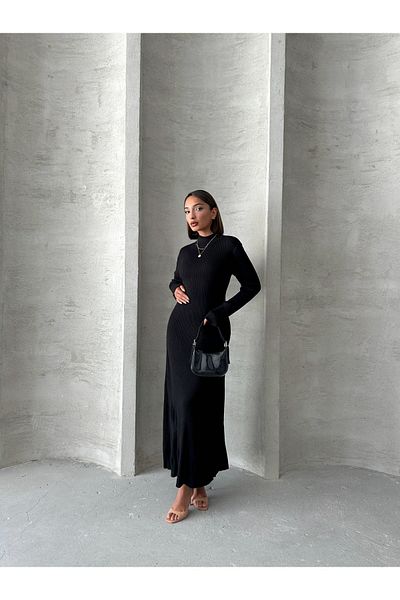 BEJNA Schwarzes Maxi-Strickkleid – Hoher Kragen mit Glockenrock