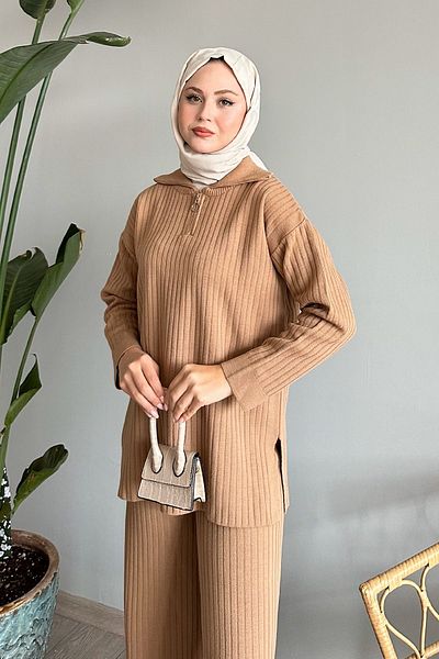 InStyle طقم تريكو الجمل المضلع - تفاصيل الشقوق الجانبية