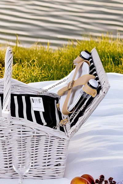 Perotti Picno Italy - 2-Person White Wicker Cooler, Portable Picnic Basket and Accessory Basket
