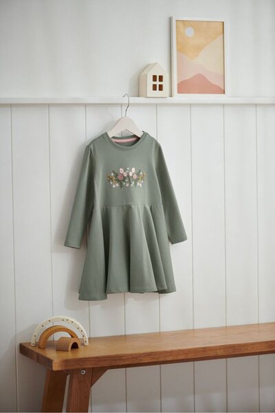 Tchibo فستان مطرز بأكمام طويلة للبنات الصغار، زيتوني