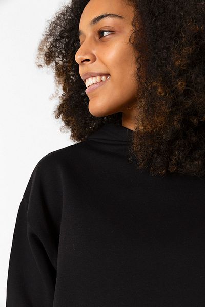 QIVI Basic Black Hooded Crop Sweatshirt