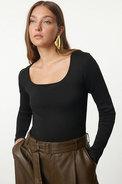Trendyol Collection Czarny sweter z dzianiny Pool Collar - Twoaw25kz00193