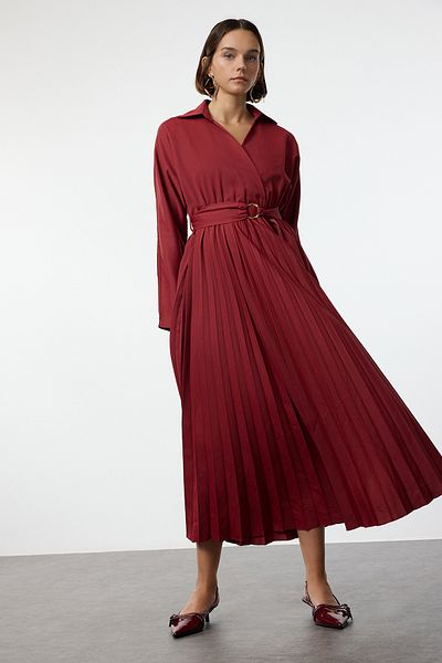 Trendyol Collection Burgunderrotes Maxikleid mit Faltenrock und Gürtel - Zweireihiger Kragen Twoaw25el00234