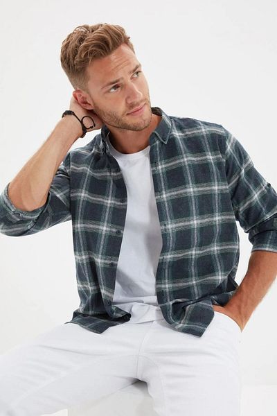 Trendyol Collection Grünes Slim Fit Winter-Holzfällerhemd - Knopfkragen, Schulterklappen, kariert TMNAW22GO0357