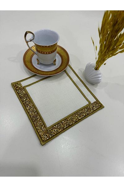 İNCİ ÇEYİZ 6 Κοκτέιλ χαρτοπετσέτες και σουβέρ από λινό ύφασμα με κεντημένη κρυστάλλινη πέτρα στο πλάι του καφέ.