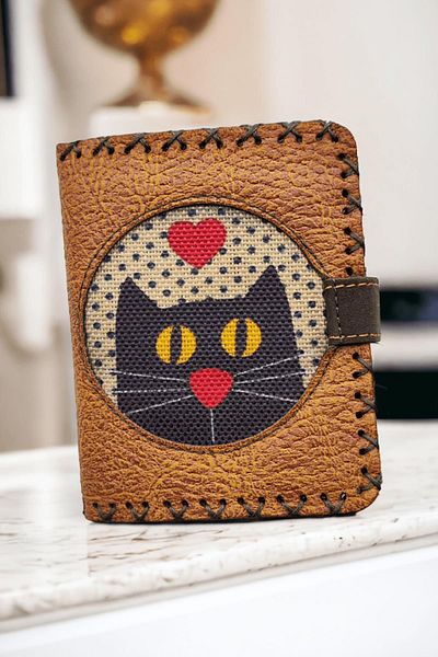 Fildişi Aksesuar Mustard Colored Vegan Leather - Women's Wallet with Heart and Cat Image