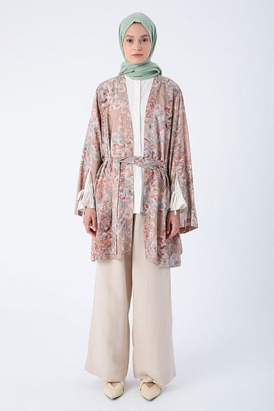 ALLDAY Beigebrauner, gemusterter Kimono mit übergroßen Ärmeln, Schlitz und detailliertem Gürtel
