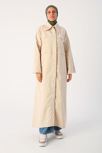 ALLDAY Sandbeige Abaya aus 100 % Baumwolle mit spitzem Kragen und versteckter Knopfleiste
