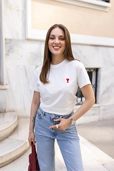 Askı Nişantaşı Ecru Heart Embroidery Detailed Basic T-shirt