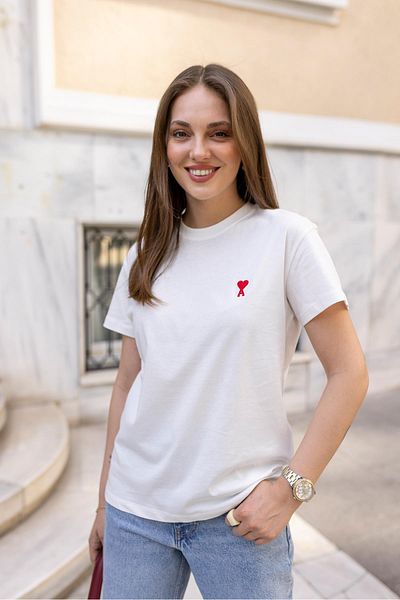 Askı Nişantaşı Ecru Heart Embroidery Detailed Basic T-shirt