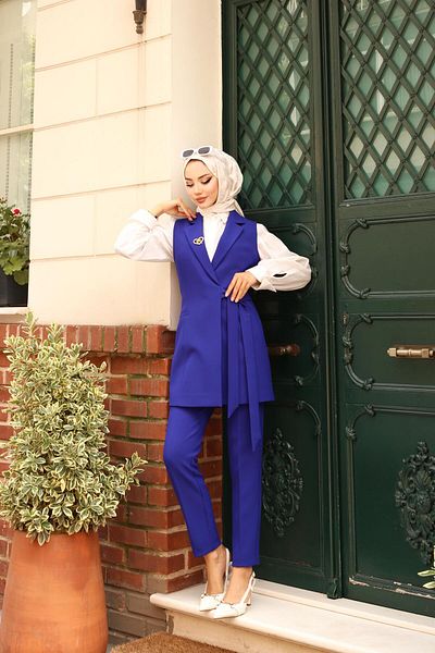 LOVELF Brooch Detail Belted Vest Set