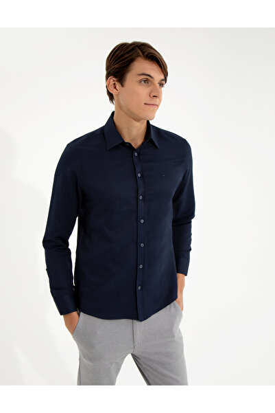 Pierre Cardin قميص دوبي كلاسيكي ذو قصة ضيقة باللون الأزرق الداكن 50260290-VR033