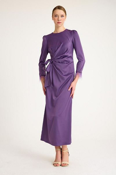 Olcay Abendkleid aus Seidensatin – Federärmel und plissiertes Taillendetail, LILA 4897-E