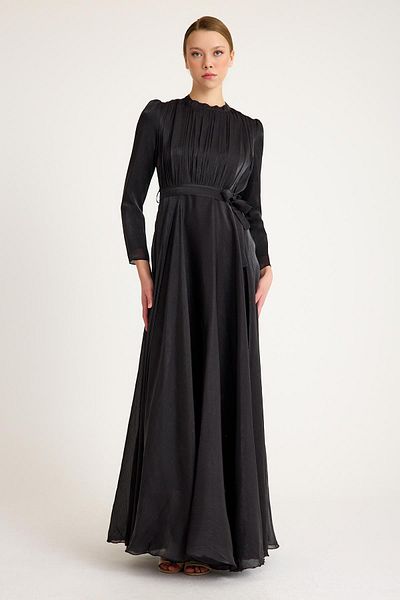 Olcay Schwarzes Chiffon-Abendkleid mit Falten und ausgestellten Kristalldetails – 4939-E