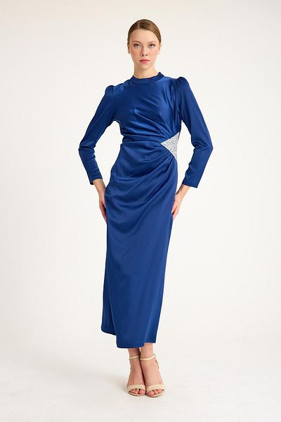 Olcay Satin-Abendkleid – Steindetail und Faltenbesatz, INDIGO 4898-E