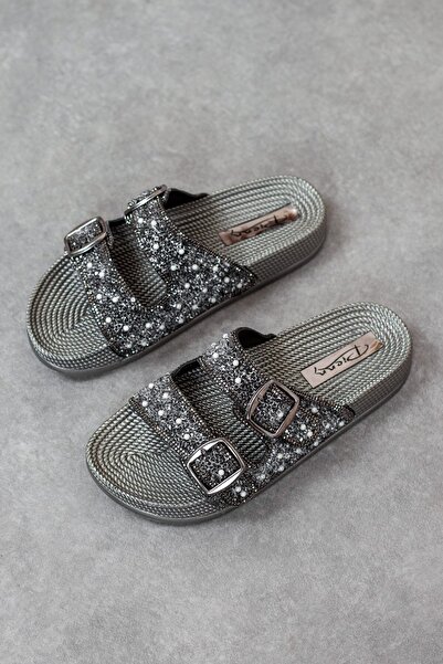 Hacıoğlu Ayakkabı Γυναικείες φλατ παντόφλες Pienn με διπλή πόρπη και πέτρα