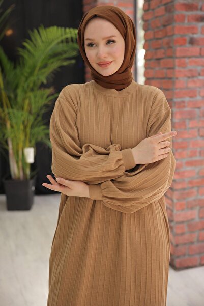 hafsamina Φόρεμα πλεκτό Camel - Λαιμόκοψη, μανίκια μπαλόνι HM2518