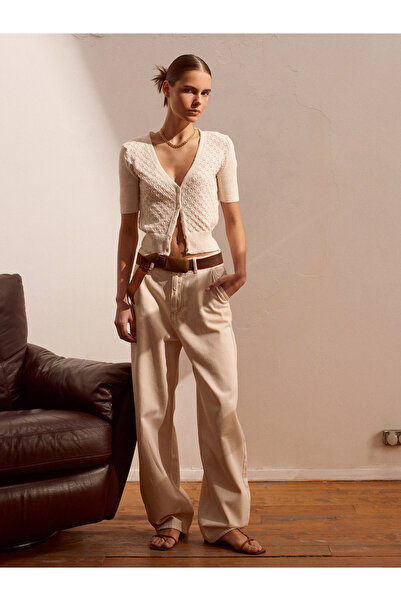 Dilvin 60219 Πλεκτό με διάτρητο λαιμόκοψη με κουμπιά Ζακέτα-Εκρού