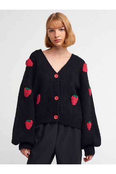 Dilvin 60185 – Strickjacke mit V-Ausschnitt, Erdbeerstickerei und Ballonärmeln – schwarz