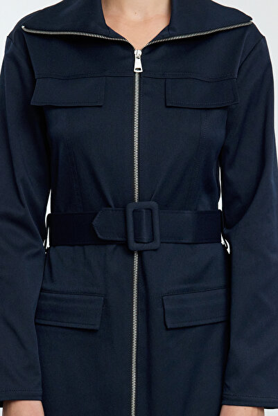 Trendyol Collection Námořnická modrá kapsa na zip s detailním provedením Gabardine Fabric Midi Woven Shirt Dress TWOAW25EL00261