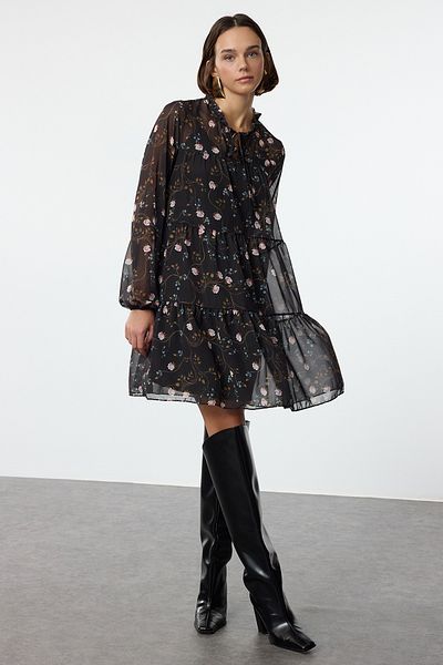 Trendyol Collection Zimní minišaty – tkaný šifon, černý květinový potisk, volný střih, podšívka – Twoaw25El00350