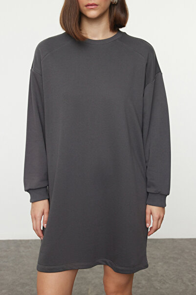 Trendyol Collection Antracitové, uvolněné, rovné mini pletené šaty - TWOAW25EL00231