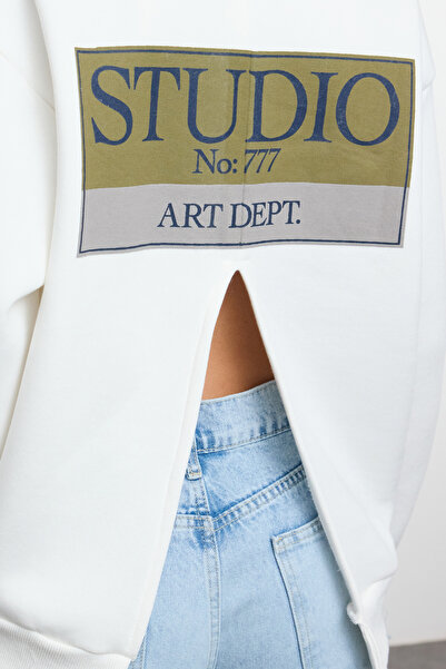 Trendyol Collection Fleecová Ecru pletená mikina - Detail potisku na zadní straně, silná vnitřní strana - Regular Fit TWOAW24SW00387