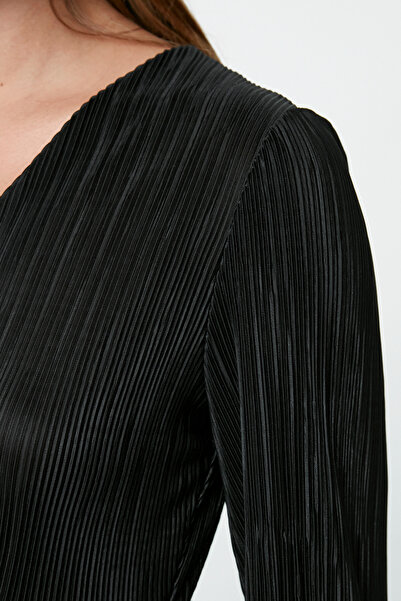 Trendyol Collection Еластична плісирована сукня міді на підкладці чорного кольору з кроєм "конверт" TWOAW25EL00405