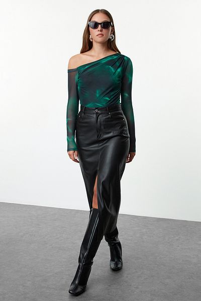 Trendyol Collection Mehrfarbige, figurbetonte, asymmetrische Tüllbluse mit gefüttertem Ausschnitt TWOAW24BZ00051