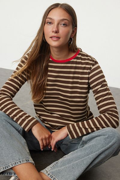 Trendyol Collection Hnědo-kamenné pruhované základní pletené s barevným límcem
