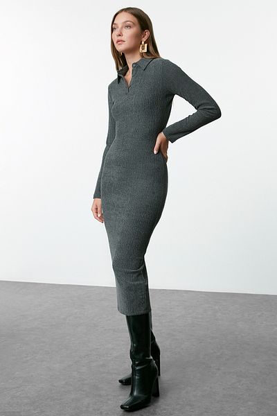 Trendyol Collection Anthrazitfarbenes, schlichtes, figurbetontes Kleid mit Rollkragen und Knopfleiste, Twoaw25El00318