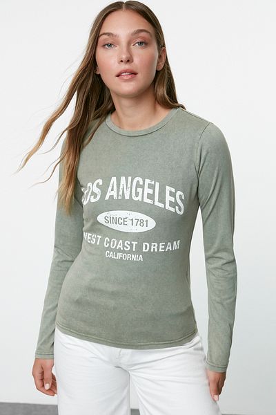 Trendyol Collection Pletené triko Crew Neck Khaki – Slim Fit, Pale Effect, Printed Twoaw24Ts00010