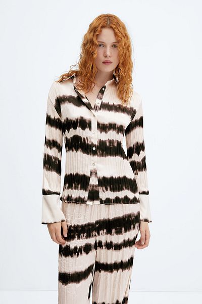 MANGO Plissee-Shirt mit Batikmuster