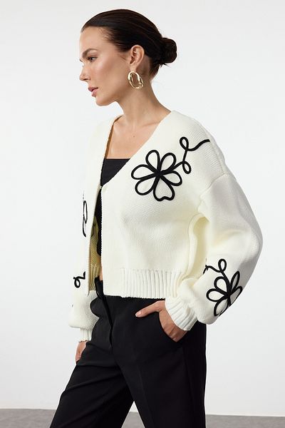 Trendyol Collection Ecru hímzés, részletes V-nyakú kötöttáru kardigán TWOAW25HI00291
